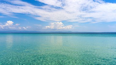 Kumlu sahilde denizin inanılmaz güzel turkuaz rengi.