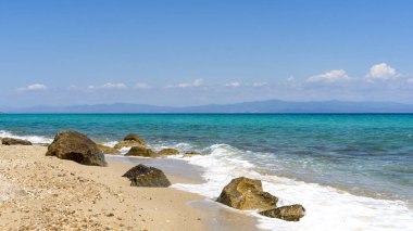 Güzel yaz Akdeniz sahilleri Büyük kayalıklarla