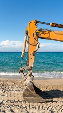 Güzel bir Akdeniz sahilinde duran bir kazıcı.