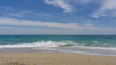 Güzel bir yaz Akdeniz kumlu plajı Büyük dalgalarla
