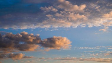 Turuncu renkli kabarık bulutlu güzel dramatik gökyüzü