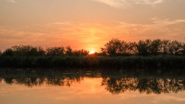 Güzel doğa manzarası dramatik gökyüzü günbatımı küçük göl kenarında