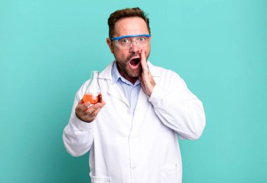 Orta yaşlı bir adam şokta ve korkmuş hissediyor. Bilim adamı konsepti