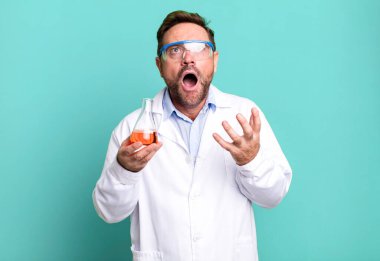 Orta yaşlı adam umutsuz, sinirli ve stresli görünüyor. Bilim adamı konsepti