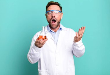 Orta yaşlı bir adam son derece şaşırmış ve şok olmuş hissediyor. Bilim adamı konsepti