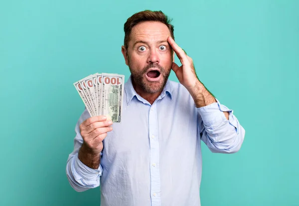 Чоловік Середнього Віку Виглядає Щасливим Здивованим Здивованим Концепція Доларових Банкнот — стокове фото