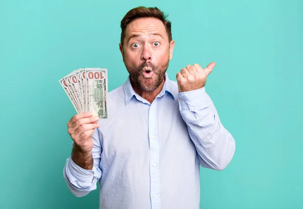 Middle Age Man Looking Astonished Disbelief Dollar Banknotes Concept — Stockfoto