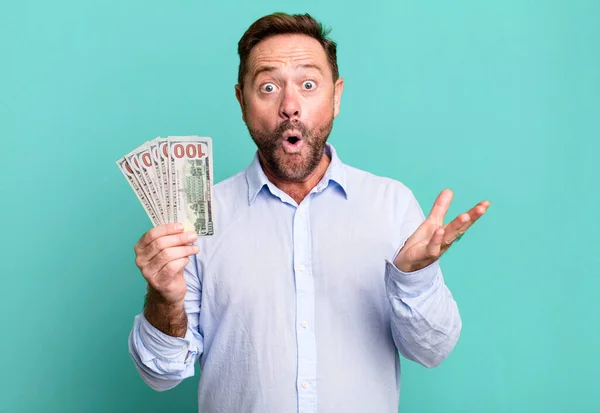 Middle Age Man Feeling Extremely Shocked Surprised Dollar Banknotes Concept — Stockfoto