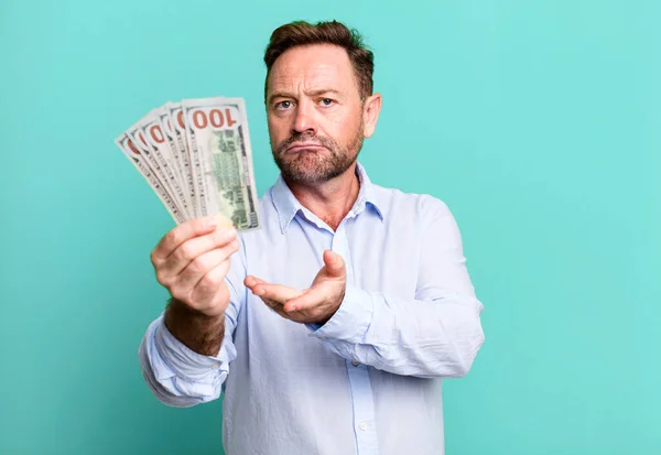 Man Van Middelbare Leeftijd Met Dollar Bankbiljetten Sport Coach Concept — Stockfoto