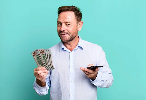 中年男性でドル紙幣を持ってる サッカーボールを使ったオンラインショッピングのコンセプトスポーツコーチのコンセプト — ストック写真