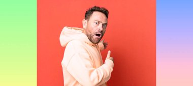 Şaşırmış ve şaşırmış hissediyorum, yan taraftaki fotokopi alanını göstererek, şaşkın, açık ağızlı bir bakışla