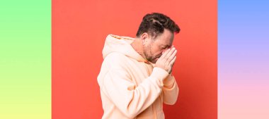 Üzüntülü, hayal kırıklığına uğramış bir bakışla, ağlayarak, yan gözle bakan ellerle gözleri kapatıyordu.