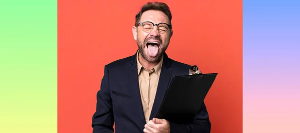陽気で反抗的な態度を持つ中年の男は冗談を言い在庫で舌を突き出す ビジネスコンセプト — ストック写真
