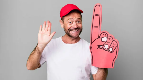 Homem Meia Idade Sorrindo Feliz Acenando Mão Acolhendo Cumprimentando Você — Fotografia de Stock