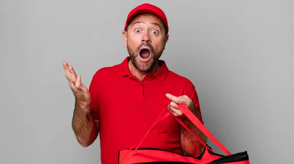 Middle Age Man Feeling Extremely Shocked Surprised Pizza Delivery Man — Stock Photo, Image