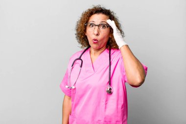 Oldukça orta yaşlı bir kadın şaşırmış görünüyor, yeni bir düşünce, fikir ya da konseptin farkına varıyor. hemşire konsepti