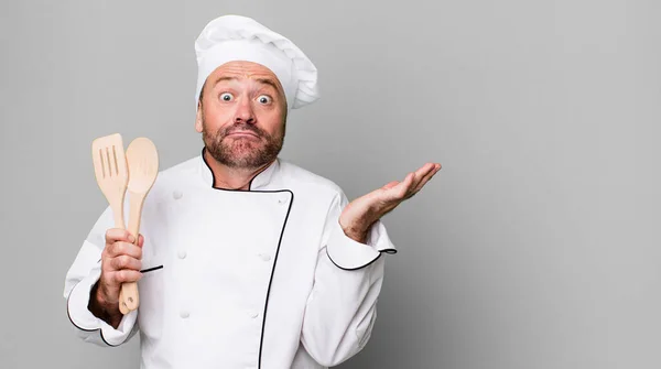 Homem Meia Idade Sentindo Intrigado Confuso Duvidoso Conceito Chef Ferramentas — Fotografia de Stock