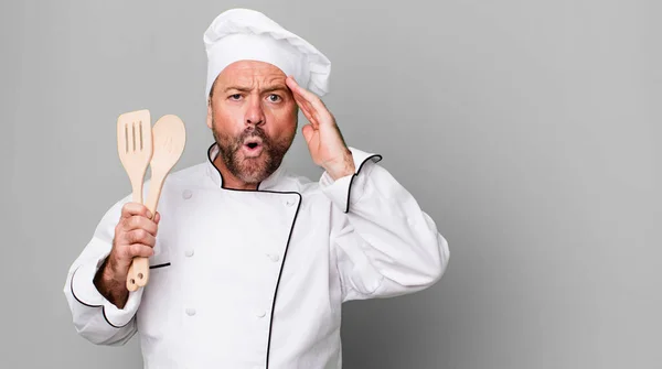Hombre Mediana Edad Mirando Feliz Asombrado Sorprendido Concepto Chef Herramientas —  Fotos de Stock