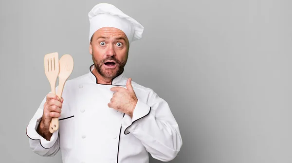 Uomo Mezza Età Sentirsi Felice Indicando Con Eccitato Concetto Chef — Foto Stock
