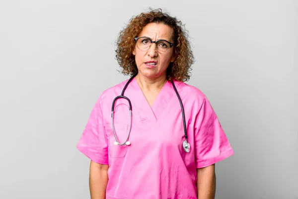 Mujer Mediana Edad Siente Desconcertado Confundido Concepto Enfermera — Foto de Stock