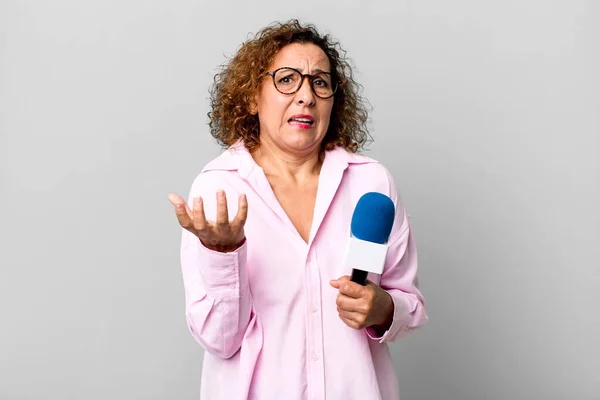 Mujer Mediana Edad Bastante Buscando Desesperado Frustrado Estresado Presentador Televisión —  Fotos de Stock