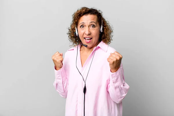 Mujer Mediana Edad Siente Conmocionada Riendo Celebrando Éxito Con Auricular —  Fotos de Stock