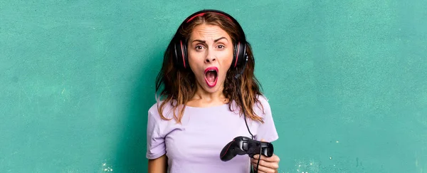 Hispanic Pretty Woman Looking Very Shocked Surprised Gamer Concept — Stock Photo, Image