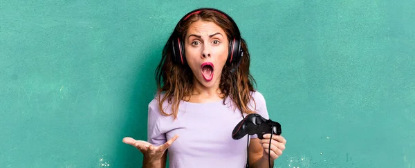 Hispanic Pretty Woman Amazed Shocked Astonished Unbelievable Surprise Gamer Concept — Stock fotografie