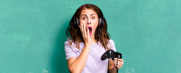 Hispanic Pretty Woman Feeling Shocked Scared Gamer Concept — Stockfoto
