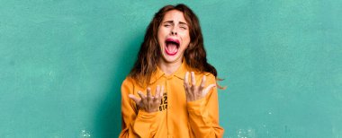 İspanyol güzel kadın umutsuz, hayal kırıklığına uğramış ve stresli görünüyor. suçluluk duygusu