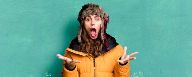 İspanyol güzel kadın son derece şaşırmış ve şok olmuş hissediyor. Anorak takıyorum. Soğuk ve kış kavramı