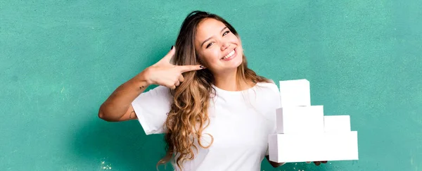 Hispanische Hübsche Frau Lächelt Selbstbewusst Und Zeigt Auf Ihr Breites — Stockfoto