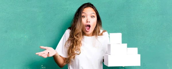 Hispanic Pretty Woman Amazed Shocked Astonished Unbelievable Surprise White Boxes — Photo