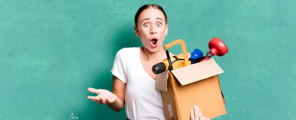 Caucasian Pretty Woman Amazed Shocked Astonished Unbelievable Surprise Tool Box — Stock Photo, Image