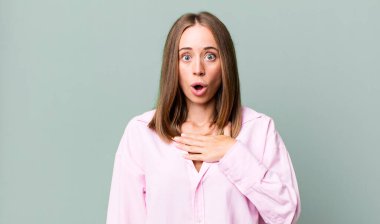 Şok olmuş, şaşırmış ve şaşırmış hissediyorum, ellerim göğsümde ve ağzım açık, kim olduğumu söylüyorum, ben?