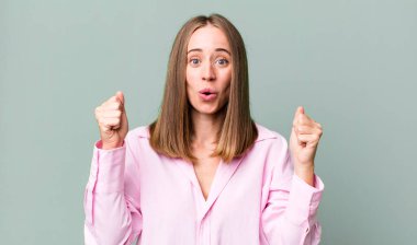 Kazanan gibi inanılmaz bir başarıyı kutluyoruz. Heyecanlı ve mutlu görünüyor.!