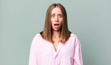 Korkmuş ve şok olmuş hissediyorum, ağzım açık şaşkınlıkla