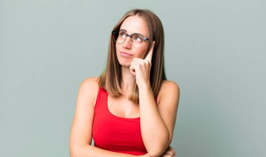 Yoğunlaşmış bir bakışla, şüpheli bir ifadeyle, yukarı ve yana bakarak