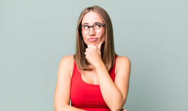 Düşünmek, düşünmek ve şaşırmak, farklı seçeneklerle, hangi kararı vereceğimi merak etmek.