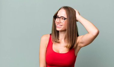 Neşeli ve gelişigüzel gülümseyen, pozitif, mutlu ve kendinden emin bir bakışla göğüs göğüse duran