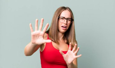 Korkuyorum, geri çekiliyorum ve korku ve panik içinde çığlık atıyorum. Kabusa tepki veriyorum.