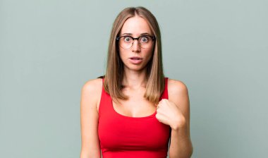 Kafası karışık, şaşkın ve güvensiz hissediyorum. Kendimi merak ediyorum ve kim olduğunu soruyorum.?