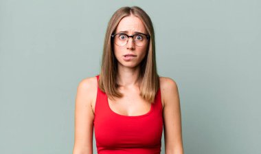 Sorunu çözmek için hangi seçeneği seçeceğine dair bilgisiz, şaşkın ve kararsız hissediyorsun.