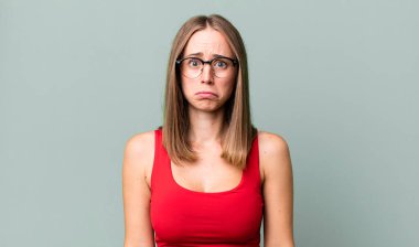 Üzgün ve stresli hissediyorum, kötü bir sürpriz yüzünden üzgün, olumsuz, endişeli bir bakışla