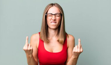 Kışkırtıcı, agresif ve müstehcen hissediyorum. İsyankar bir tavırla orta parmağımı şıklatıyorum.