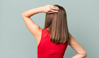 Kafası karışık, kafası karışık, eli kalçasında, dikiz aynasıyla bir çözüm düşünüyor.