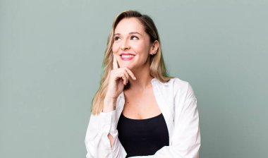 Gülümseyerek mutlu ve hayal kurarak ya da şüphe duyarak, yan tarafa bakarak