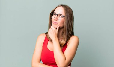 Düşünceli hissetmek, merak etmek ya da hayal etmek, hayal kurmak ve uzayı kopyalamak için yukarı bakmak.