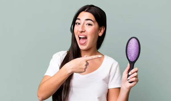 Looking Excited Surprised Pointing Side Hair Comb Concept — Stock Photo, Image