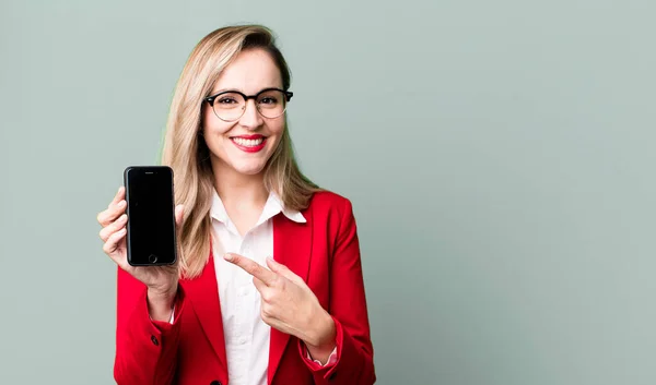 Pretty Caucasian Businesswoman Using Smartphone — Stok fotoğraf